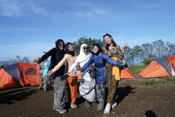 EIGER Adventure dan 100 Perempuan Indonesia Rayakan Hari Kartini Berkebaya di Puncak Gunung Kembang