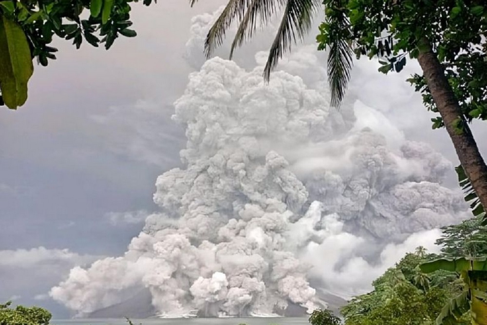 Erupsi, Gunung Ruang Keluarkan Abu Vulkanik Setinggi Lima Kilometer