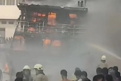 Kapal Terbakar di Jakarta Utara, 12 Mobil Pemadam Kebakaran Dikerahkan