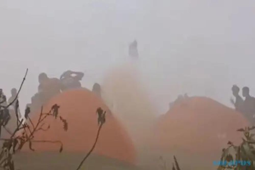 Ada Pendaki Nyalakan Flare di Gunung Andong Magelang, Pelaku Masih Diburu Polisi