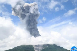 Erupsi Gunung Ibu Setinggi 1,5 Km Terjadi Siang Ini