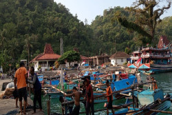 Perahu Jukung Dihantam Ombak di Pantai Sadeng Gunungkidul