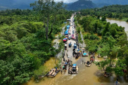Jalan Trans Sulawesi Lumpuh Akibat Banjir, Sebanyak 300 Kendaraan Terjebak