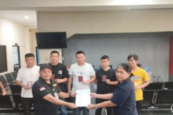 Terdampar di Kupang, Polda NTT Serahkan 5 WNA China ke Kantor Imigrasi