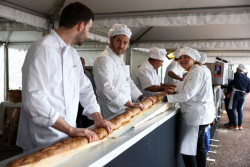Kalahkan Italia, Pembuat Roti Prancis Membuat Baguette Terpanjang di Dunia, Nyaris 150 Meter
