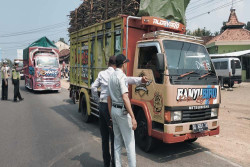 10 Kendaraan Angkutan Umum dan Barang Terjaring Razia di Depan Pasar Mangiran Bantul