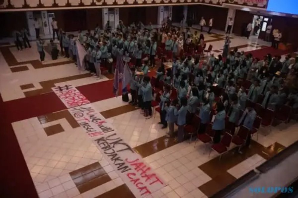 Mahasiswa UNS Geruduk Gedung Rektorat, Tuntut UKT Murah