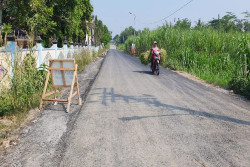 Rusak Akibat Proyek Pembangunan Jalan Tol, Jalan di Depan SMPN 2 Prambanan Diperbaiki