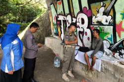 Respons Aduan Masyarakat, Satpol PP Sleman Datangi Pemulung di Bawah Jembatan Denggung