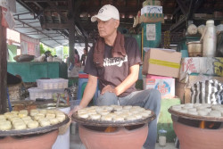Mencicip Jajanan Khas Jogja di Pasar Ngasem, Wingko dan Bakpia yang Dimasak Pakai Arang