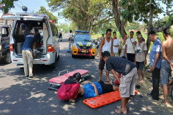 Innova Senggol Setang Beat di Jalan Samas Bantul, 2 Pengendara Sepeda Motor Luka-luka