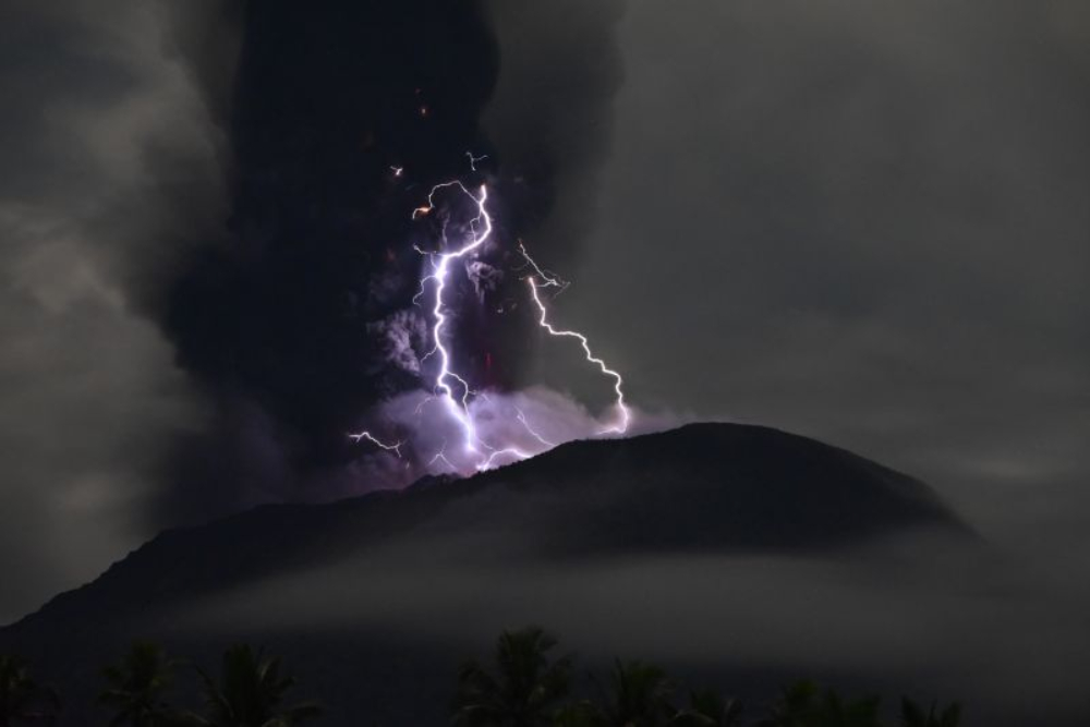 Letusan Gunung Ibu Ciptakan Fenomena Unik karena Memicu Badai Petir Vulkanik