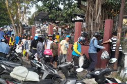 Antrean Panjang Warga Buang Sampah di Depo Mandala Krida Kota Jogja