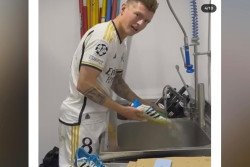 Viral Gelandang Real Madrid Toni Kroos Cuci Sepatu Bola di Wastafel Usai Pertandingan