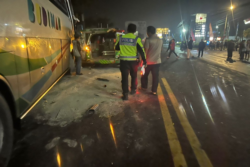 Bus Hantam Truk di Jalan Wates, 6 Penumpang Terluka