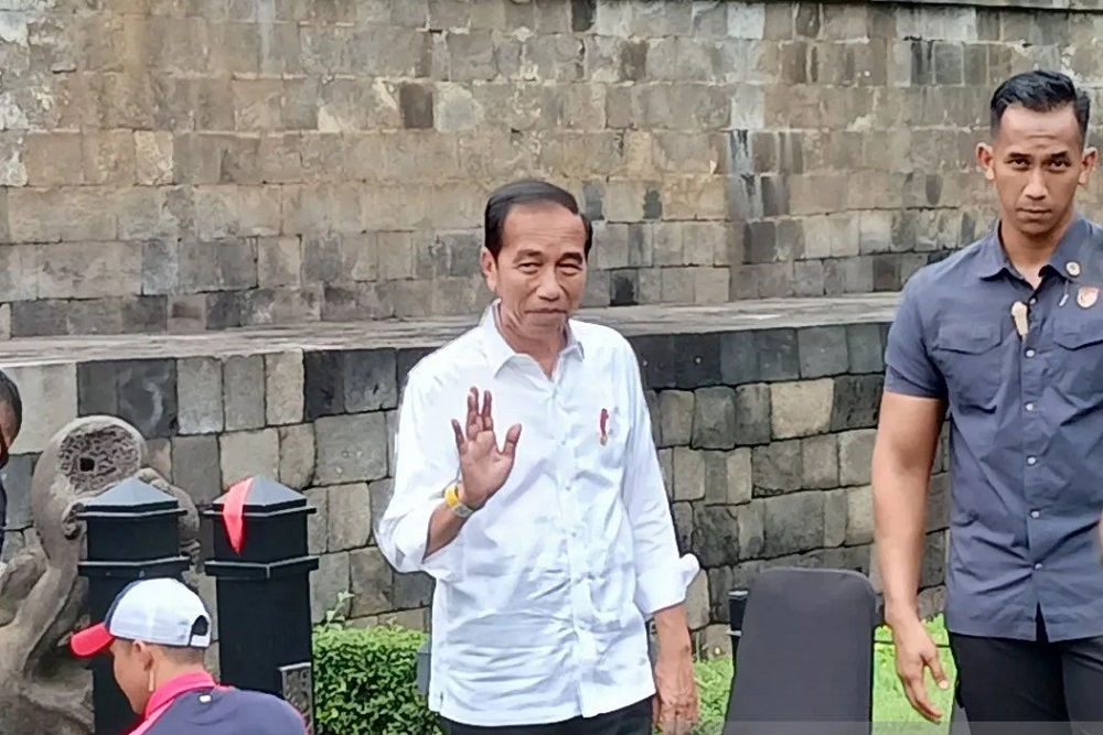 Usai Liburan di Jogja, Jokowi dan Cucu Naik ke Candi Borobudur