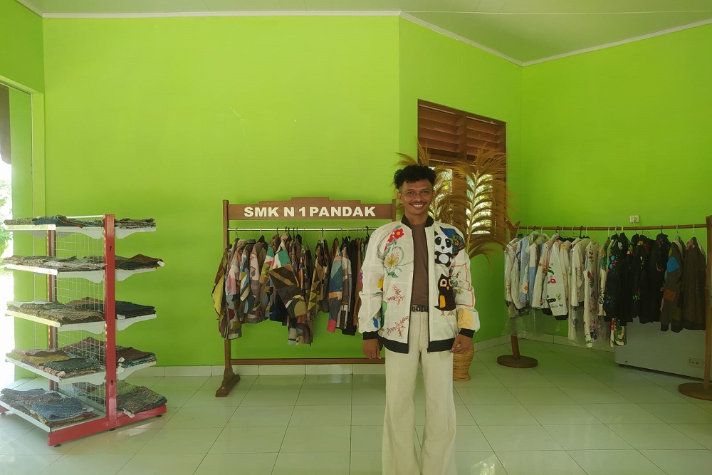 Indra Gunawan , Guru SMKN 1 Pandak yang Viral Jadi Model Busana Karya Siswanya