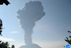 Disertai Dentuman Keras, Gunung Ibu Kembali Erupsi, Kolong Abu Vulkanik Setinggi 5 Km