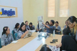 Belajar Pengelolaan Media Massa, Puluhan Mahasiswa Bengkel Jurnalistik USD Datangi Harian Jogja