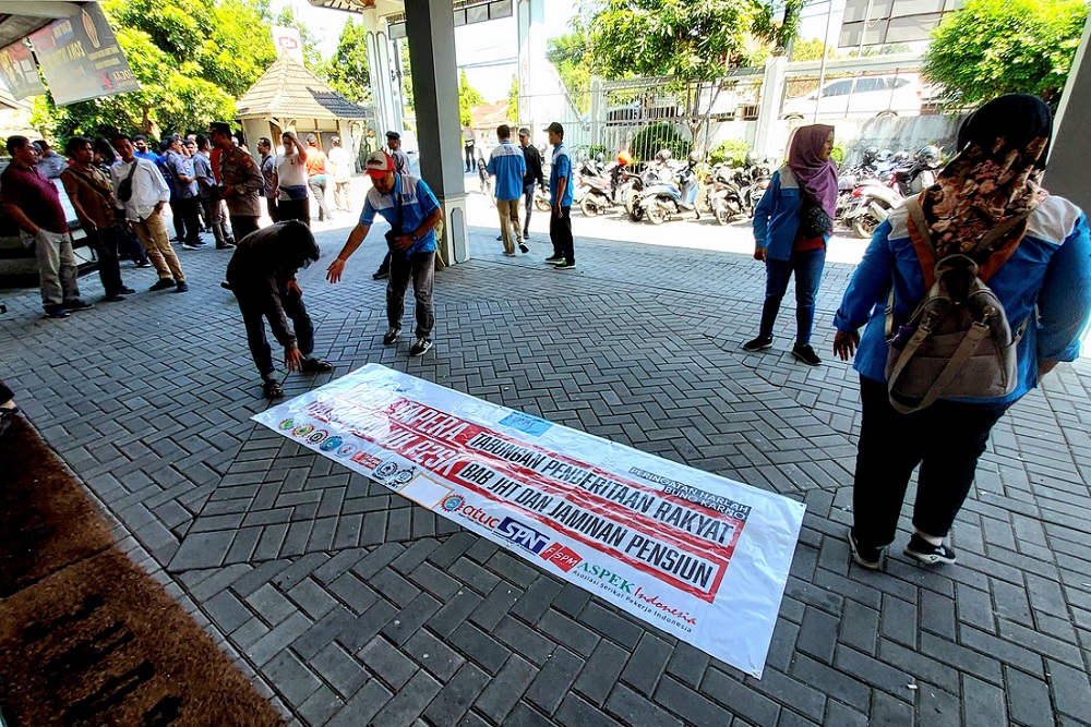 Tolak Tapera, Puluhan Buruh DIY Datangi Kantor Disnakertrans