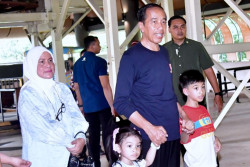 Presiden Jokowi dan Ibu Berakhir Pekan Bersama Cucu ke TMII
