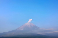 Semeru Erupsi Disertai Guguran Lava Pijar