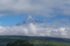 Erupsi, Gunung Semeru Lontarkan Abu Vulkanik Terus Menerus