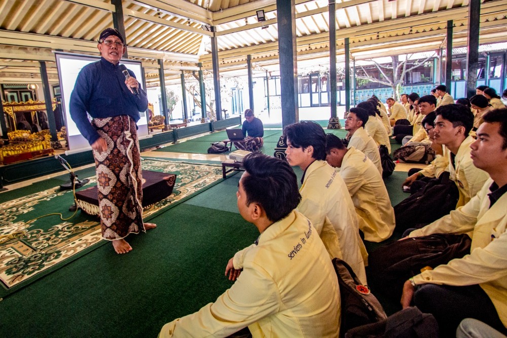 Dipandu Abdi Dalem, Ratusan Mahasiswa Belajar Digitalisasi Budaya di Kraton Jogja