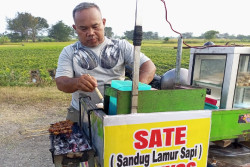 Cari Tambahan Penghasilan, Anggota TNI Ini Jualan Sate Kronyos