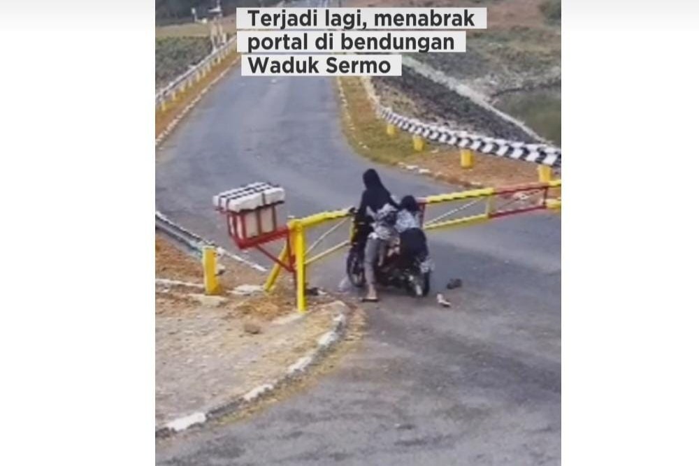 Viral Pemotor Bawa Anak Tabrak Portal di Waduk Sermo Kulonprogo