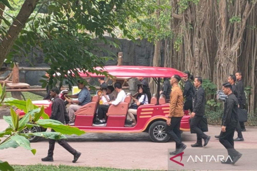 Jokowi Ajak Jan Ethes Jalan-jalan di Solo Safari