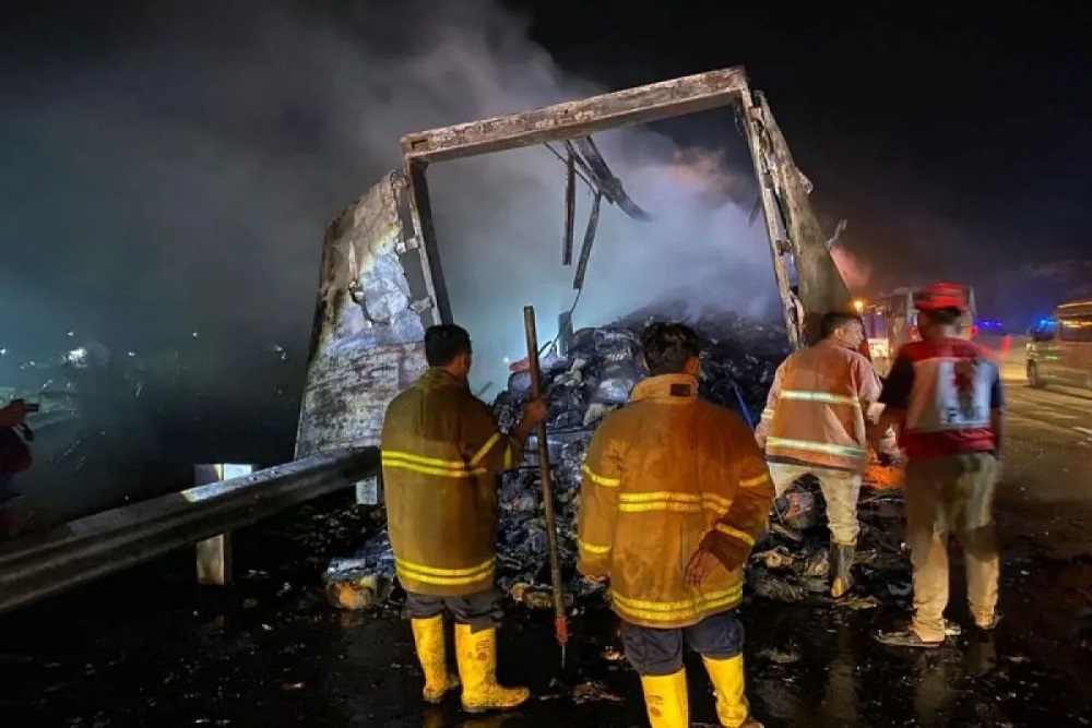 Truk Pengangkut Paket Ludes Terbakar di Tol Pemalang