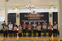 Wagub Serahkan Paritrana Award untuk Puluhan Penerima di DIY