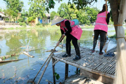Srikandi PLN UIP JBTB Ikut Bersih-Bersih Sungai di Surabaya