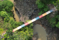 Perluas Akses Kehidupan Desa, Telkom Rekonstruksi Jembatan Gantung di Desa Cimahpar Sukabumi