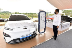 Jokowi Resmikan Pabrik Baterai Kendaraan Listrik Pertama di Indonesia