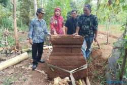 Yoni Berukuran 1 Ton Ditemukan di Kedawung Sragen, Diduga Peninggalan Zaman Hindu-Buddha