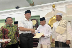Menteri AHY Serahkan Empat Sertifikat Wakaf Makam dan Masjid Peninggalan Sunan Giri