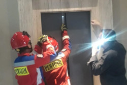 Petugas Gulkarmat Evakuasi Enam Orang yang Terjebak dalam Lift di Jakbar