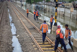 Banjir Jakarta Sabtu (6/7) Sore Hambat Perjalanan KRL Tanah Abang-Rangkasbitung