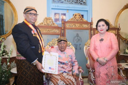 Wakil Menteri Tenaga Kerja Peroleh Gelar Kanjeng Pangeran dari Kraton Solo