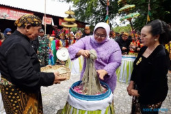 Air Limbah Cucian Kelambu Makam Gunung Kemukus Sragen Jadi Rebutan Warga di 1 Sura