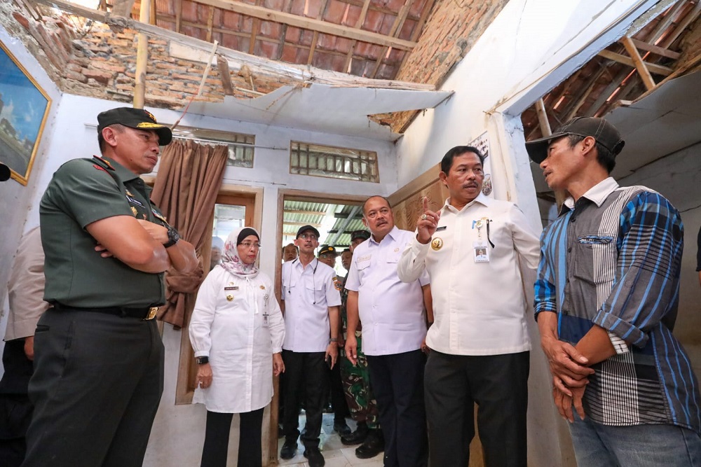 Pastikan Korban Tertangani, Pj Gubernur Jateng Cek Langsung Masyarakat Terdampak Gempa Batang