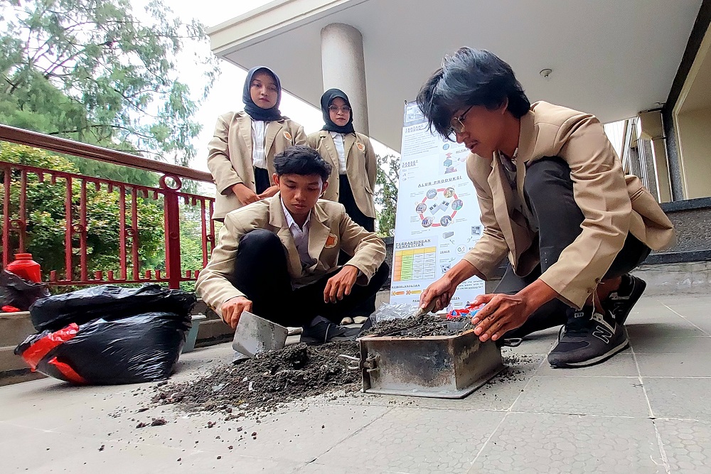 Lima Mahasiswa UGM Ini Bikin Batako Tahan Gempa dari Sampah, Oli, dan Sekam