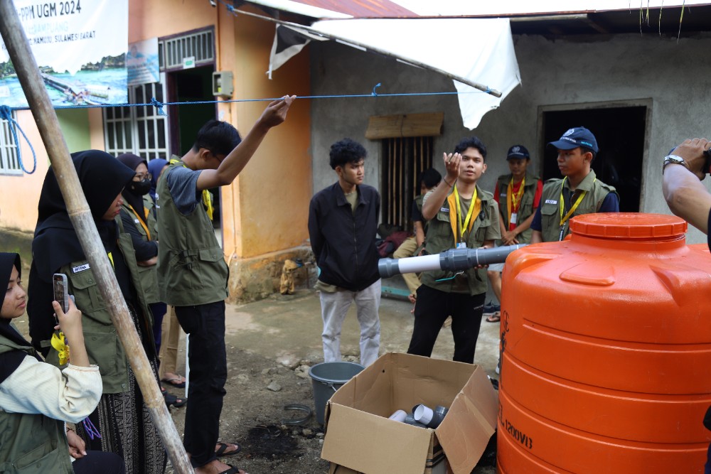 Mahasiswa UGM Pasang Teknologi Pemanen Air Hujan di Dusun Sulit Air Bersih Pulau Karampuang