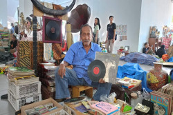Pasar Kangen Jogja: Ada Alas Gelas Berusia 84 Tahun hingga Piringan Hitam The Beatles