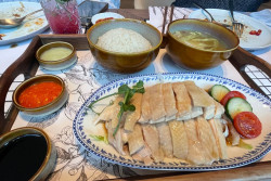Jalan-Jalan ke Singapura, Sempatkan Icip-Icip Kuliner Chicken Rice di Restoran Pilihan Pesohor