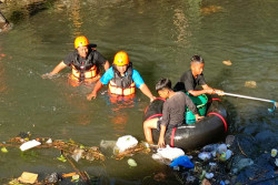 Umat Katolik Paroki Jetis bareng Warga Gotong Royong Merti Sungai Winongo