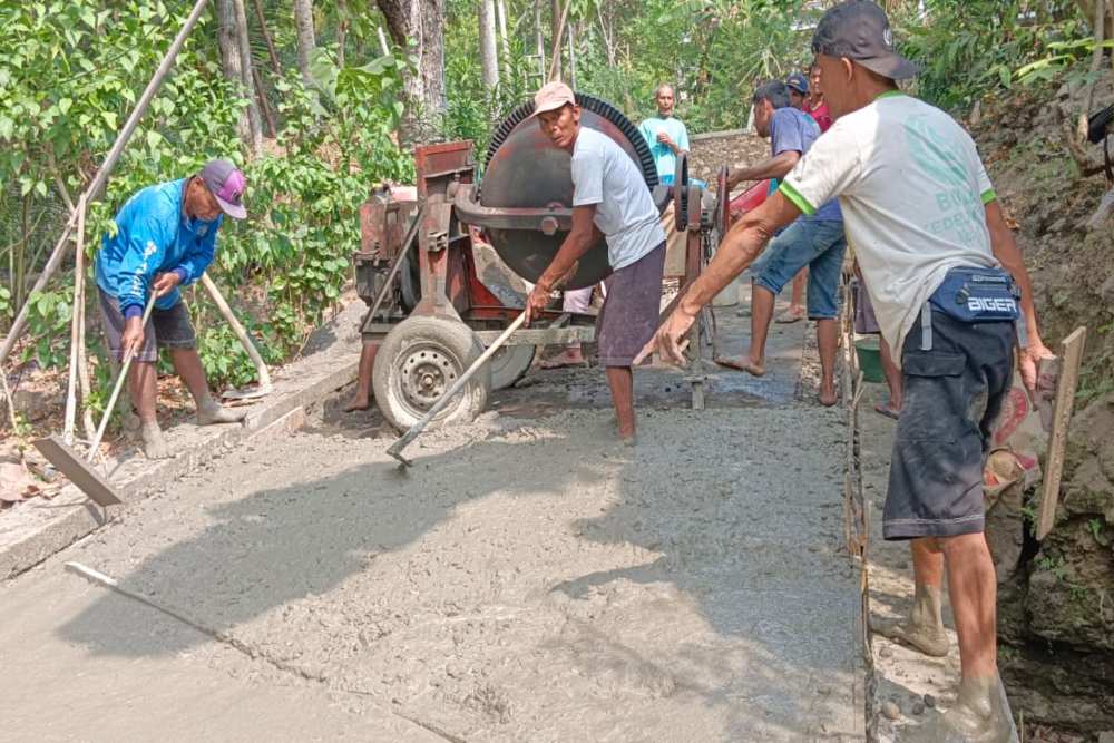 Permudah Akses Ekonomi, Warga Dusun Tirto Pandak Antusias Laksanakan Padat Karya Jalan Desa