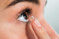 Anda Pengguna Lensa Kontak? Ketahui Hal Penting Ini agar Tak Terjadi Infeksi Retina